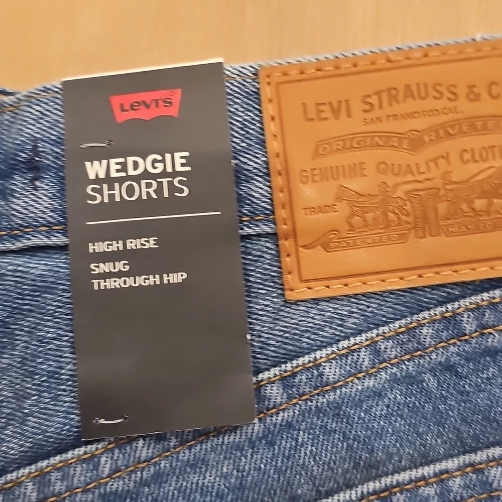 NWT Levi's High Waist Wedgie Ripped Blue Jean Shorts Size 29